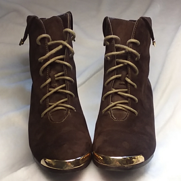 Hot in Hollywood wedge suede Booties - Picture 2 of 6